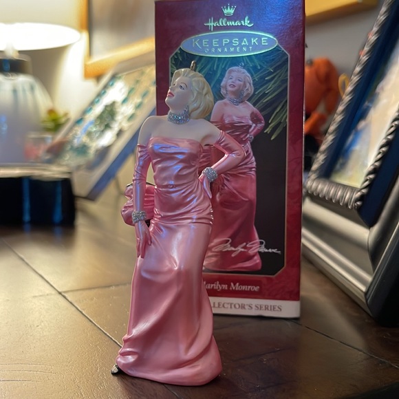 Marilyn Monroe Hallmark Ornament Dated 1997 - Picture 3 of 6